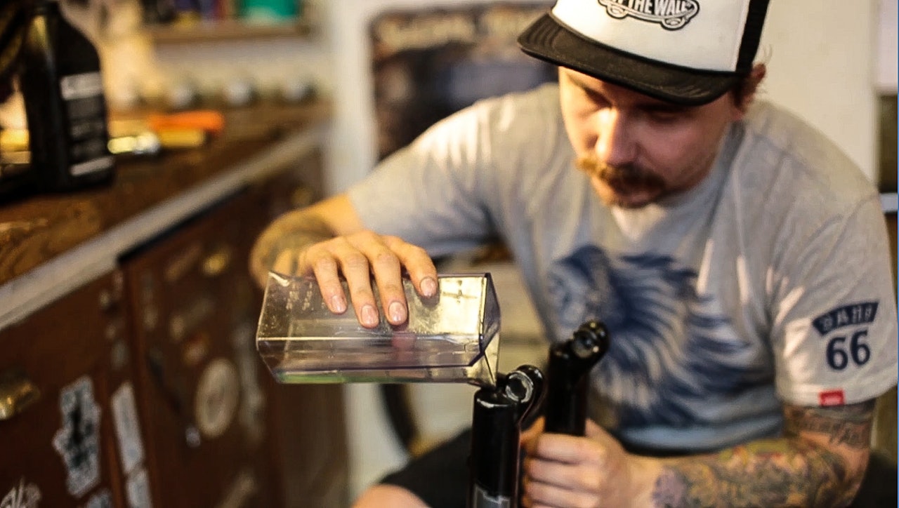 DEMPERSERVICE: Kristian Salvesen i Bikes&Boards sørger for at en Fox Talas-gaffel igjen blir som ny. Foto: Christian Nerdrum demperservice dempegaffel terrengsykkel stisykkel endurosykkel