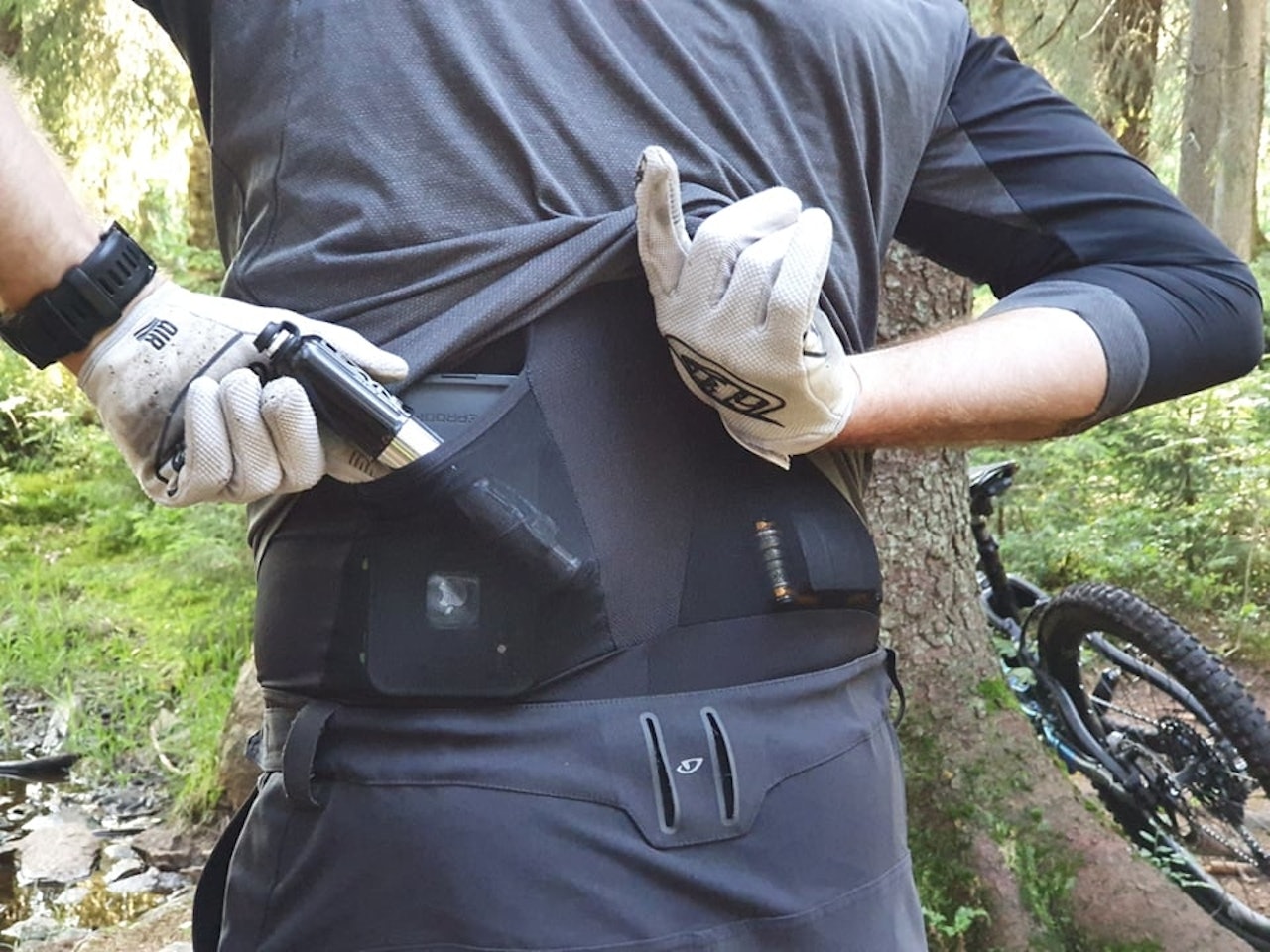 PAKKE PÅ RYGGEN: Raphas Trail Cargo Bib Liner lar deg pakke med utstyr og småtteri på ryggen. Foto: Mathias Marley. test rapha cargo trail liner bib