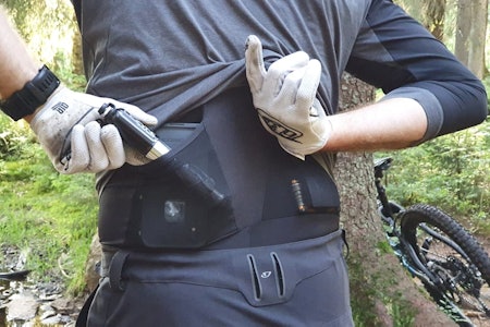 PAKKE PÅ RYGGEN: Raphas Trail Cargo Bib Liner lar deg pakke med utstyr og småtteri på ryggen. Foto: Mathias Marley. test rapha cargo trail liner bib