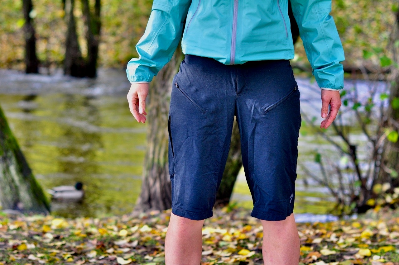 MED JUKSELOMME: Specialized-shortsen har to supre lommer foran øverst på lårene. Glidelåsen på høyre lår gir deg tilgang til en evt lomme på innershortsen, eller fungerer som lufting.  Specialized Andorra Pro