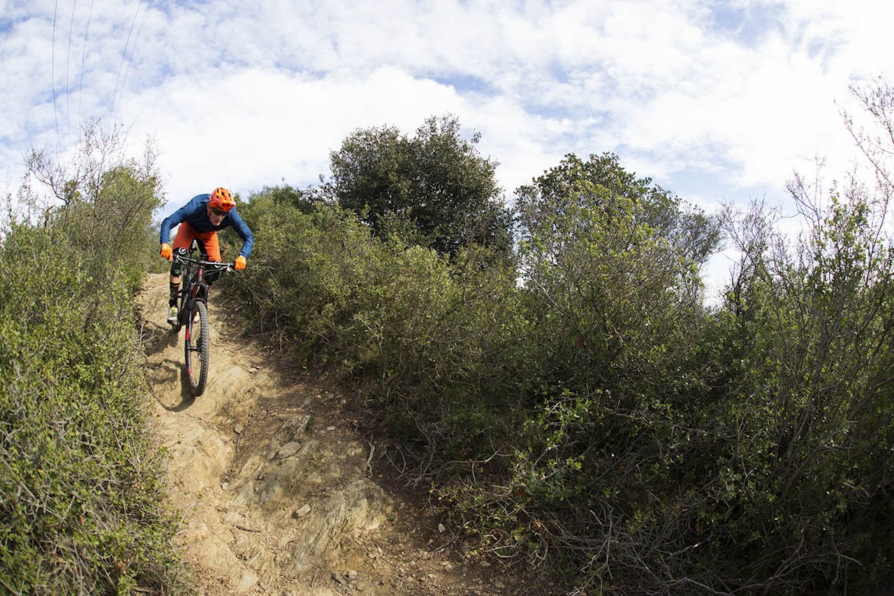 VÆRBESKYTTELSE: 7Mesh sin minimalistiske Resistance-jakke er en lett redning i sur vind og regn. Foto: Kristoffer H. Kippernes VÆRBESKYTTELSE: 7Mesh sin minimalistiske Resistance-jakke er en lett redning i sur vind og regn. Foto: Kristoffer H. Kippernes