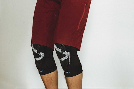 RØFFE: Leatt AirFlex Pro har et røtft utseende. Foto: Kristoffer H. Kippernes test knebeskytter sykling leatt airflex pro