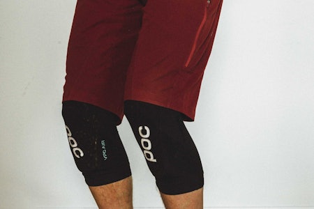 LETTE: Skal du sitte på sykkelsetet i flere timer og er opptatt av tråkkeffektivitet, er det knebeskyttere fra POC du bør se på.  test knebeskytter sykling poc