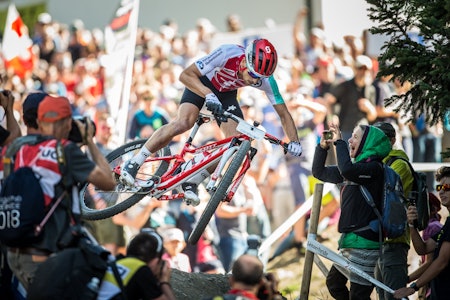 AMBASSADØR: Nino Schurter er rundbanesyklingens store stjerne. Statusen blir ikke mindre av å trikse fra første runde foran 30 000 tilskuere i sitt lokale VM-ritt som han kontrollerer fra start til mål. Foto: UCI.  AMBASSADØR: Nino Schurter er rundbanesyklingens store stjerne. Statusen blir ikke mindre av å trikse fra første runde foran 30 000 tilskuere i sitt lokale VM-ritt som han kontrollerer fra start til mål. Foto: UCI.