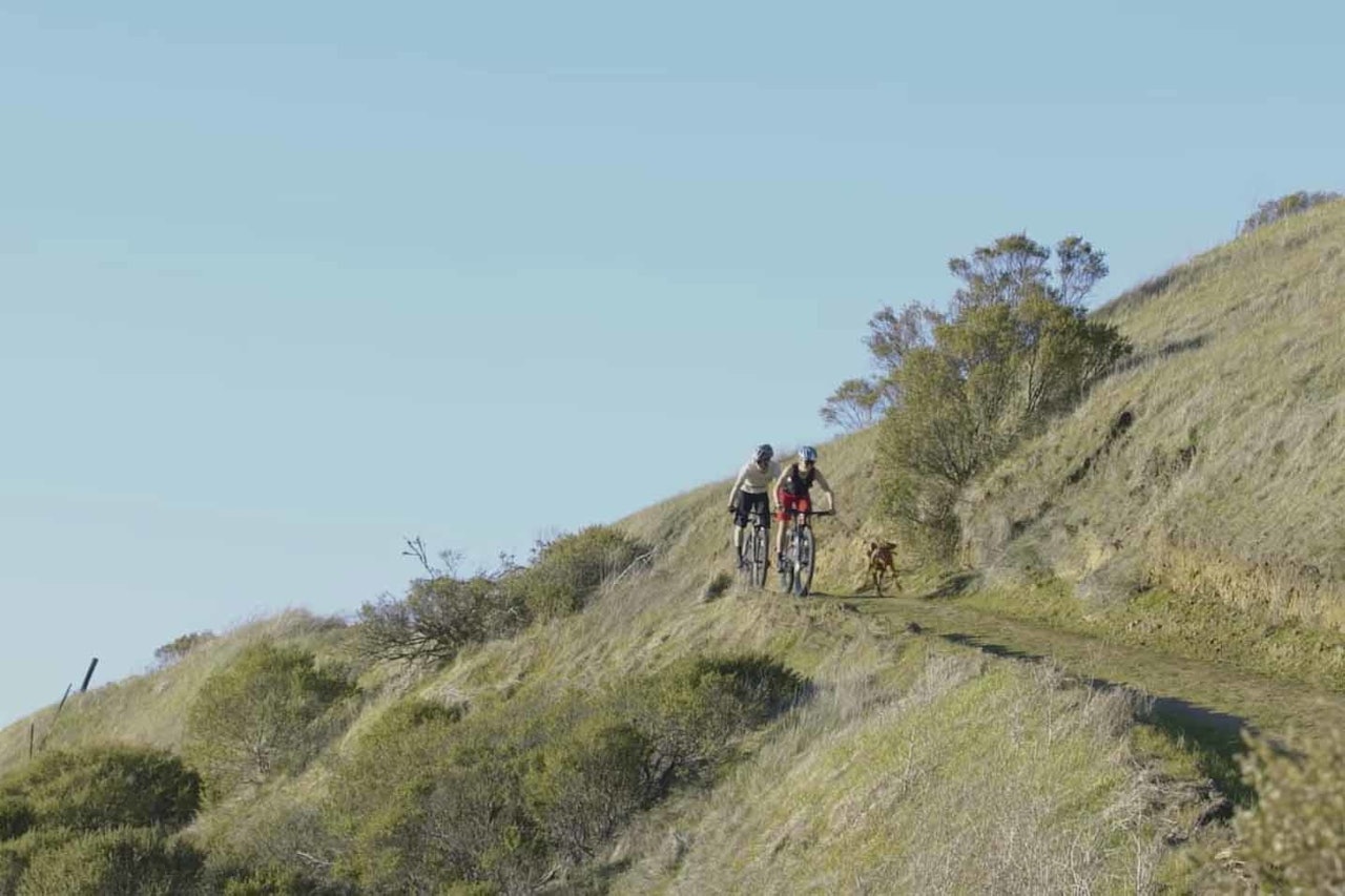 HJEMMESTI: Kate Courtney med samboer og hund på treningstur i California. Foto: Skjermdump kate courtney trening california oppsett