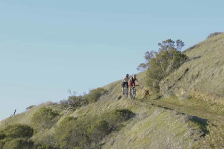 HJEMMESTI: Kate Courtney med samboer og hund på treningstur i California. Foto: Skjermdump kate courtney trening california oppsett