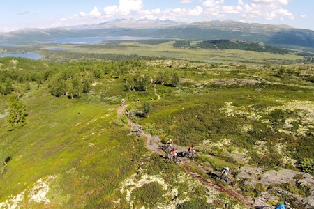 Furusjøen Rundt rittet på lørdag fungerer i år som maraton-EM, og byr på helt annet terreng og andre utfordringer enn det eliten fra kontinentet er vant til. Det kan bli et ess i ermet for de norske rytterne. Foto: Fredrik Weikle