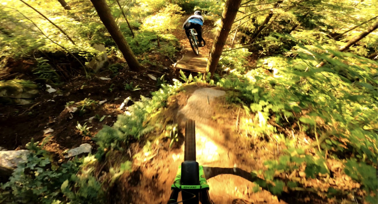 STUPBRATT: Remy Metallier og Matt Bolton sykler en stupbratt linje i denne filmen. Foto: Skjermdump remy metallier bratt stisykling