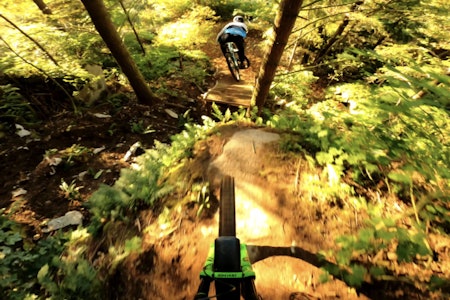 STUPBRATT: Remy Metallier og Matt Bolton sykler en stupbratt linje i denne filmen. Foto: Skjermdump remy metallier bratt stisykling