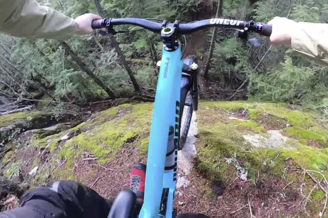 KJENNER PÅ FRYKTEN: Remy Metallier har gjort karriere av å sykle bratte og skumle partier på stisykkelne med GoPro. Det skjer ikke helt uten frykt. Foto: Skjermdump remy metallier redd