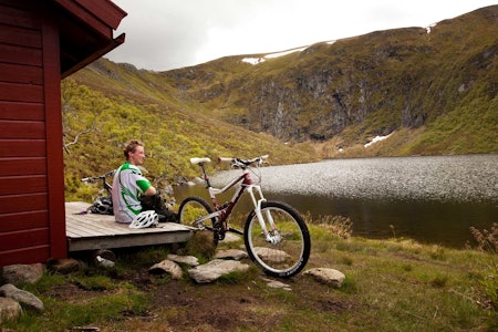 På vei til Sjurvarden er det fint å stoppe ved Skottenvatnet for en pause. / Stisykling i Norge. På vei til Sjurvarden er det fint å stoppe ved Skottenvatnet for en pause. / Stisykling i Norge.
