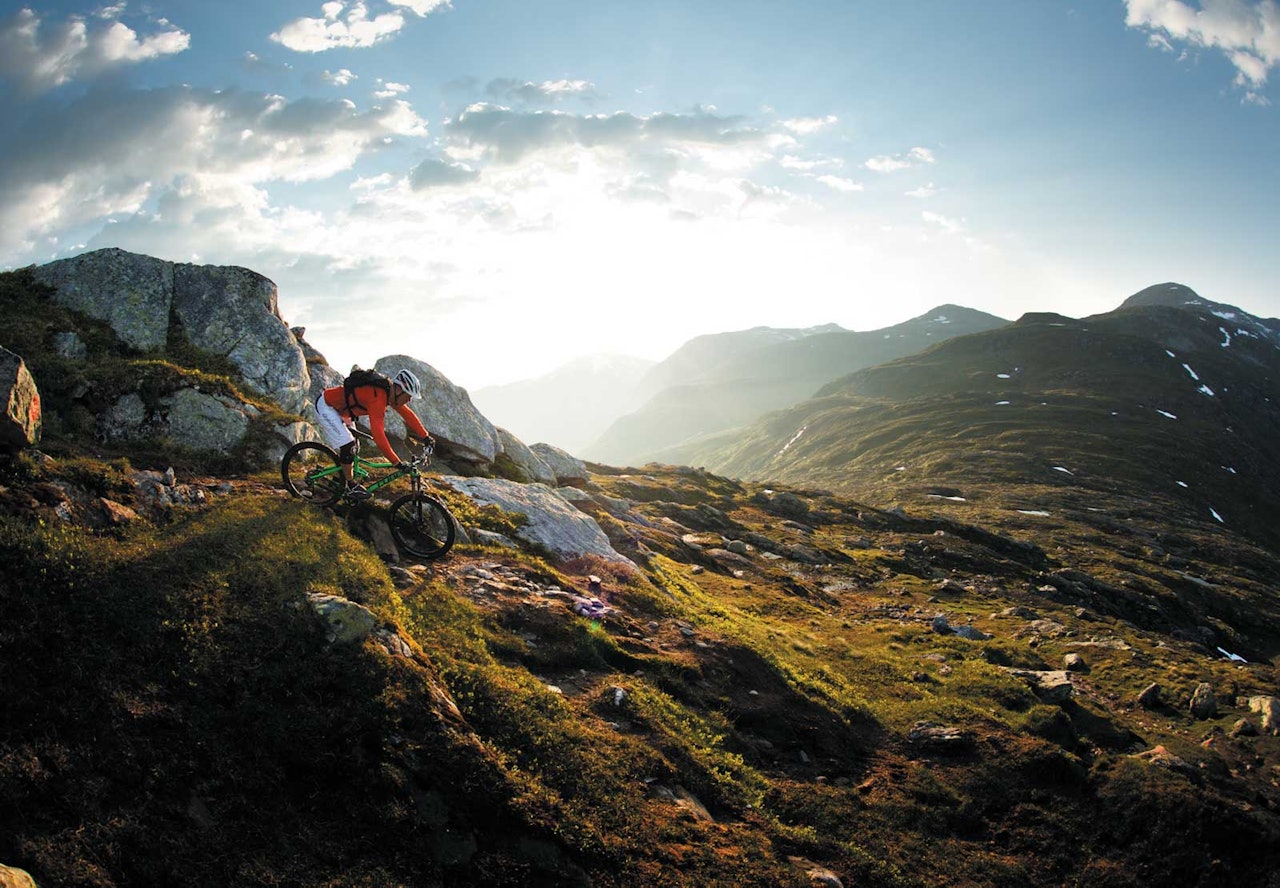 Bygdenær topptur: Turen til fjellet Gryta kan sykles fra Stryn sentrum. Fra toppen som ligger snaue 1000 meter over havet, går det sti helt ned til fjorden igjen. Hold deg fast, og nyt. Øyvind Østvedt Bygdenær topptur: Turen til fjellet Gryta kan sykles fra Stryn sentrum. Fra toppen som ligger snaue 1000 meter over havet, går det sti helt ned til fjorden igjen. Hold deg fast, og nyt. Øyvind Østvedt