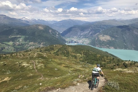 HARD WORK PAYS OFF: Hvis du orker å pushbike litt, er Molden en veldig fin tur som gir fin utsikt og bra sykling, helt ned til fjorden. stisykling tips sogndal