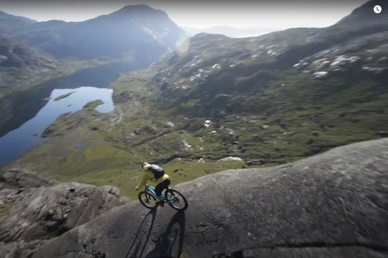 STUPBRATT: Danny MacAskill sykler på stupbratte svaberg. Foto: Skjermdump danny macaskill bratt sykling svaberg