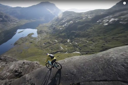 STUPBRATT: Danny MacAskill sykler på stupbratte svaberg. Foto: Skjermdump danny macaskill bratt sykling svaberg