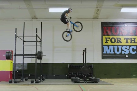 DANNY MACASKILL: Se hvordan Danny MacAskill gjør styrketreninga si i denne filmen. Foto: Skjermdump danny macaskill