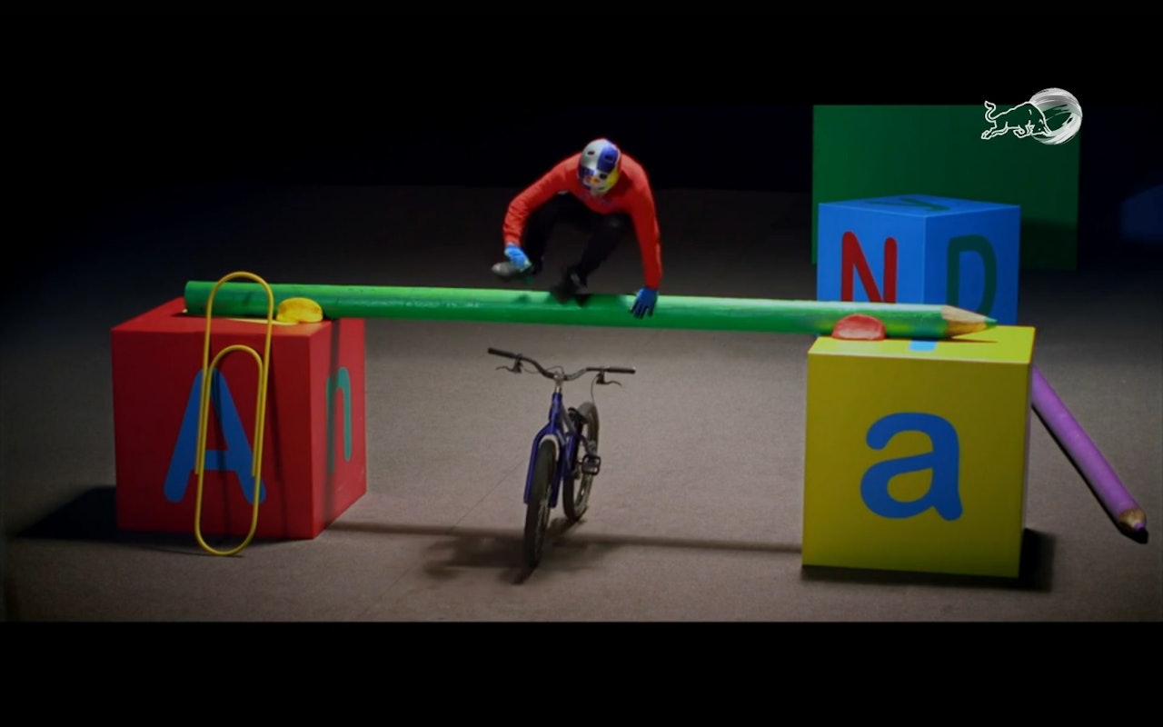 KREATIV: Danny MacAskill har ferdigheten og kreativiteten som skal til for å gjøre trialsykling spektakulært. danny macaskill sykling lekerom