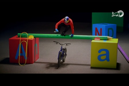 KREATIV: Danny MacAskill har ferdigheten og kreativiteten som skal til for å gjøre trialsykling spektakulært. danny macaskill sykling lekerom