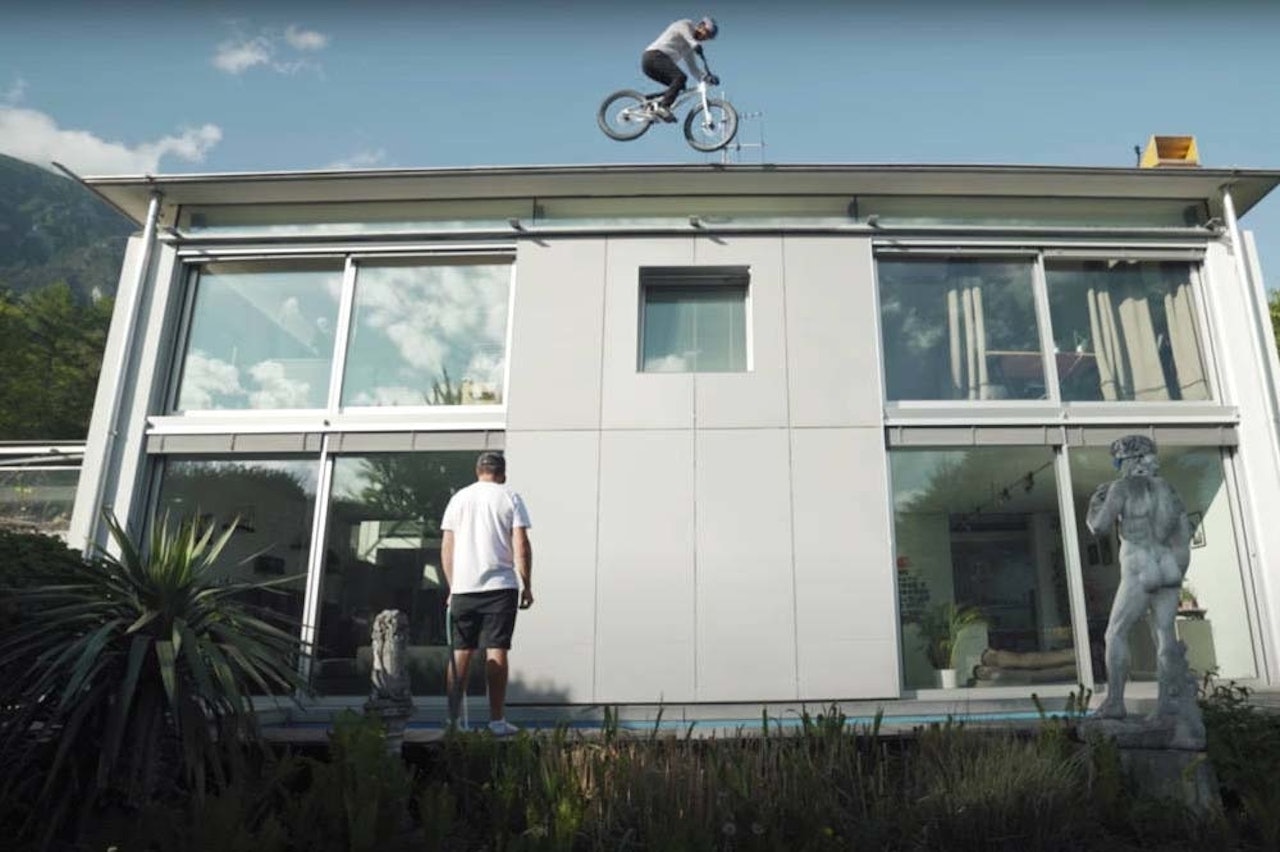 NOEN HØYERE: Dropp fra hustak er nesten dagligdags for Fabio Wibmer fabio wibmer