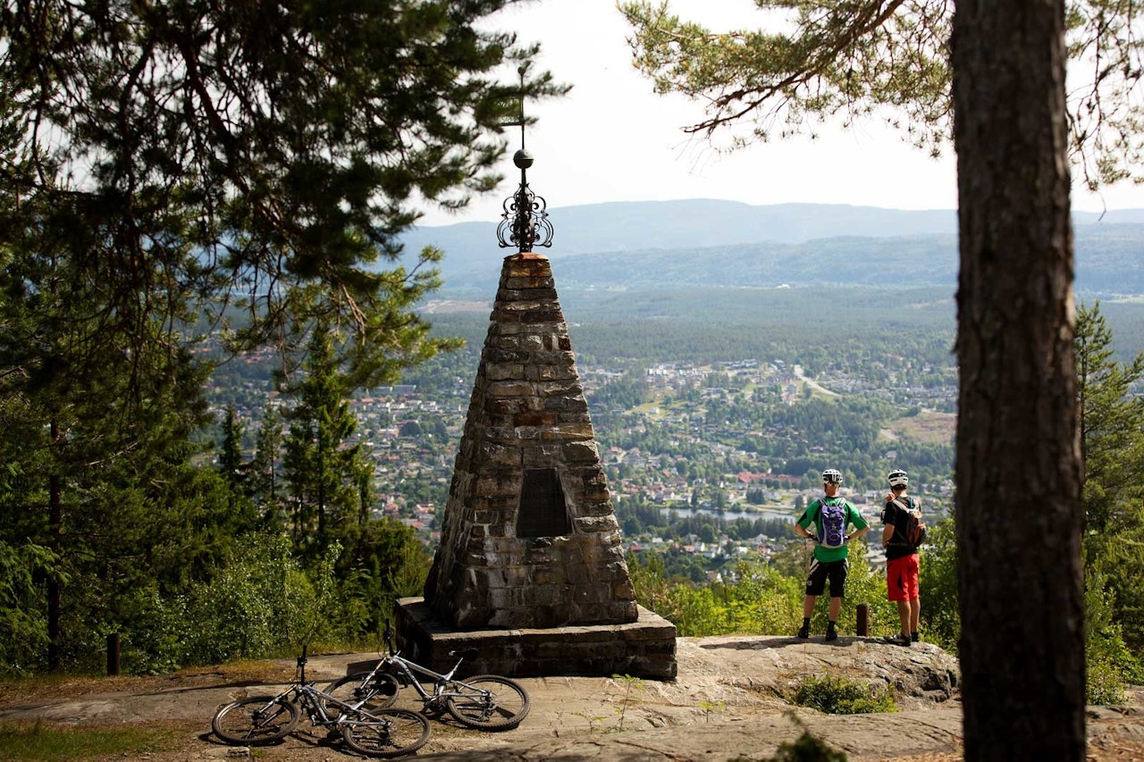KONGSBERG: Sverre Eckhoff og Per-Eivind Syvertsen tar en pause og skuer ut over Kongsberg. stisykling i kongsberg