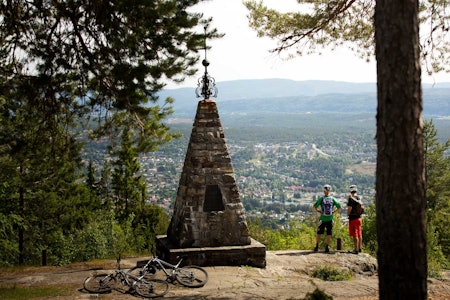 KONGSBERG: Sverre Eckhoff og Per-Eivind Syvertsen tar en pause og skuer ut over Kongsberg. stisykling i kongsberg