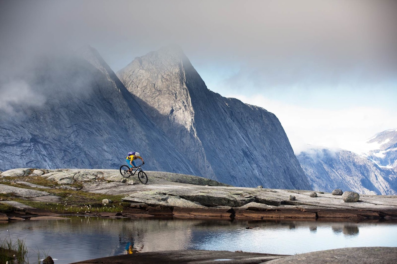 Per-Eivind Syvertsen sykler blant helt andre omgivelser enn han er vant til fra hjembyen Kongsberg. Isbreen Frostisen skimtes såvidt i bakgrunnen. / Stisykling i Norge. Per-Eivind Syvertsen sykler blant helt andre omgivelser enn han er vant til fra hjembyen Kongsberg. Isbreen Frostisen skimtes såvidt i bakgrunnen. / Stisykling i Norge.