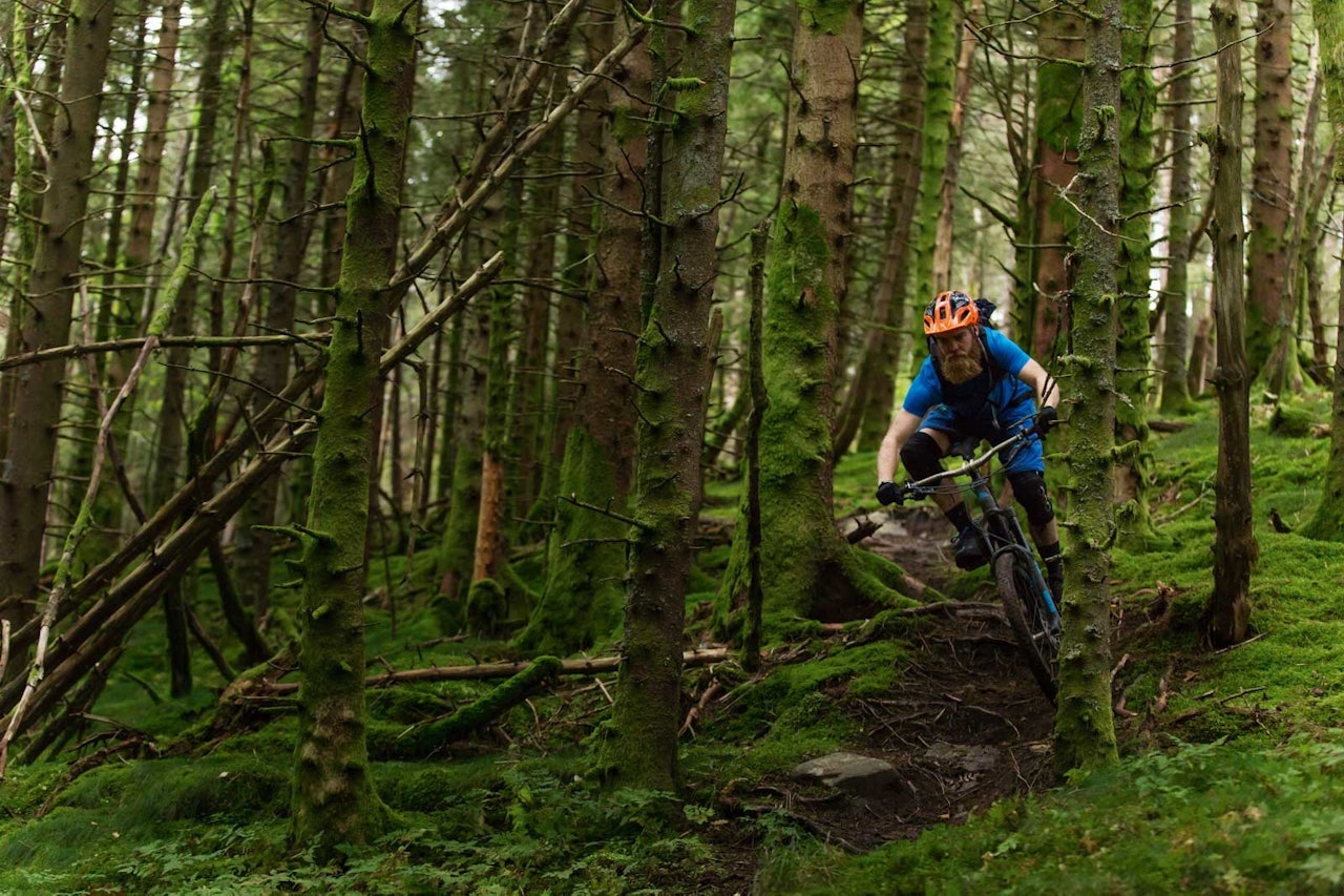 FULL KONSENTRASJON: Mads Oliver Øftshus kjenner stiene i Bergen godt. Det betyr på ingen måte at det er en dans på roser. stisykling bergen tips sykling terrengsykling