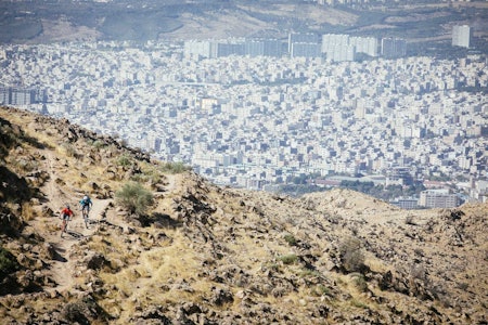 STORBYSYKLING: Andrew Neethling og Holger Meyer på vei ut fra Teheran på sti. Foto: Martin Bissig STORBYSYKLING: Andrew Neethling og Holger Meyer på vei ut fra Teheran på sti. Foto: Martin Bissig