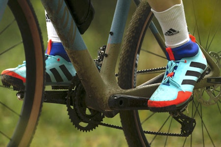FARGERIKE: Adidas kaster seg på gravel-bølgen med sine nye «The Gravel Shoe». Foto: Adidas. FARGERIKE: Adidas kaster seg på gravel-bølgen med sine nye «The Gravel Shoe». Foto: Adidas.