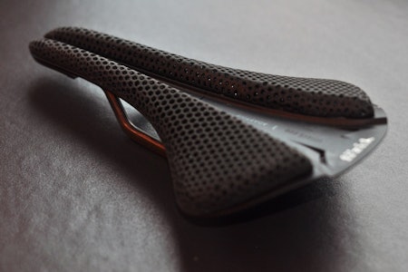 3D-PRINTET: Fi'zi:k sitt spesielle Adaptive-sete har bikube-mønster i polstringen Fi'zi:k Antares Evo R1 Adaptive