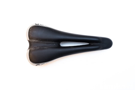 MER NORMALT: Cobb Plus2 har et mer tradisjonelt utseende sett ovenfra. MER NORMALT: Cobb Plus2 har et mer tradisjonelt utseende sett ovenfra.