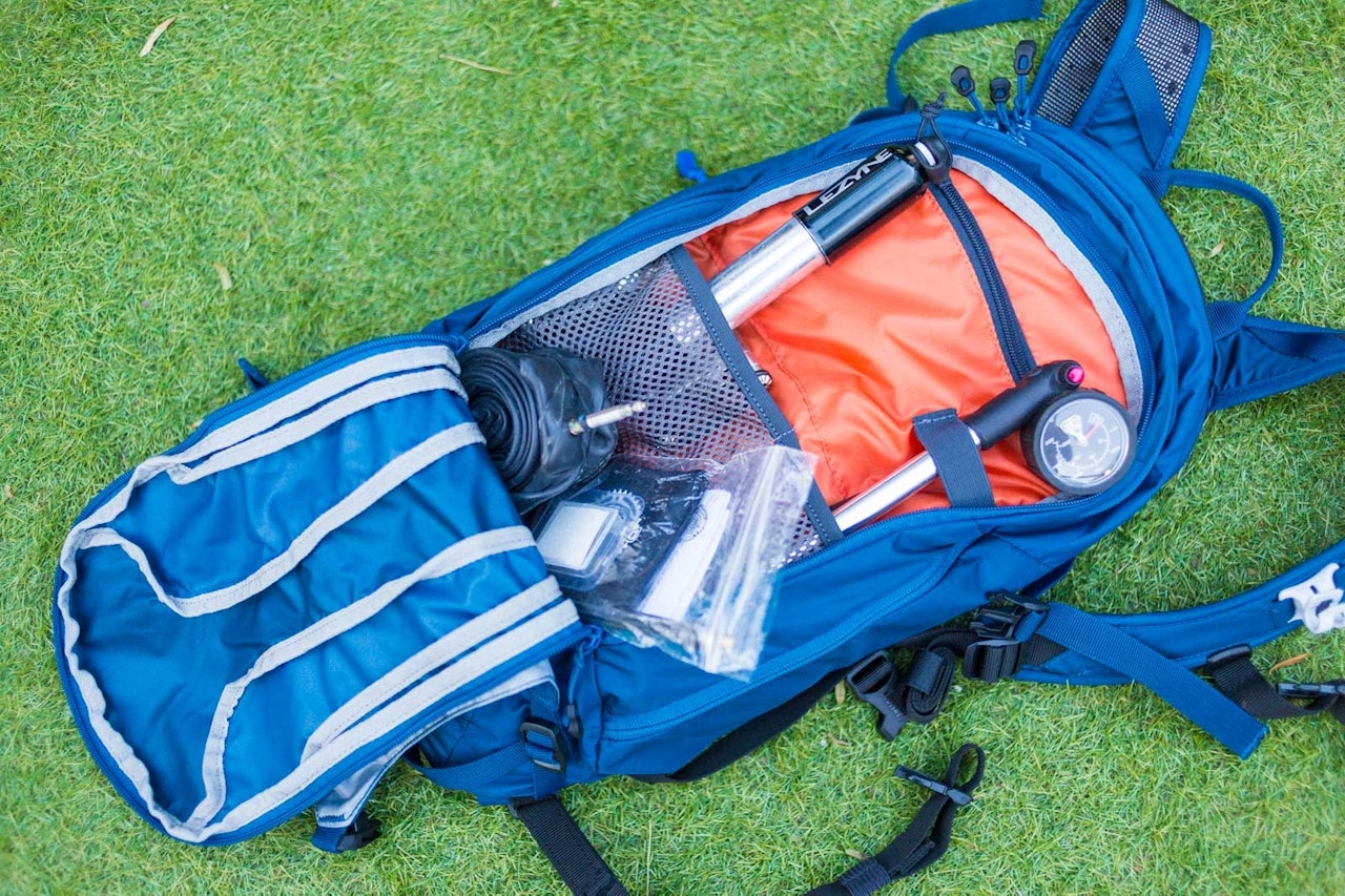 LETT OG RYDDIG: Camelbak M.U.L.E har fin rominndeling og et luftig ryggstykke. Skulderstroppene er breie og myke. camelbak drikkesekk sykkelsekk