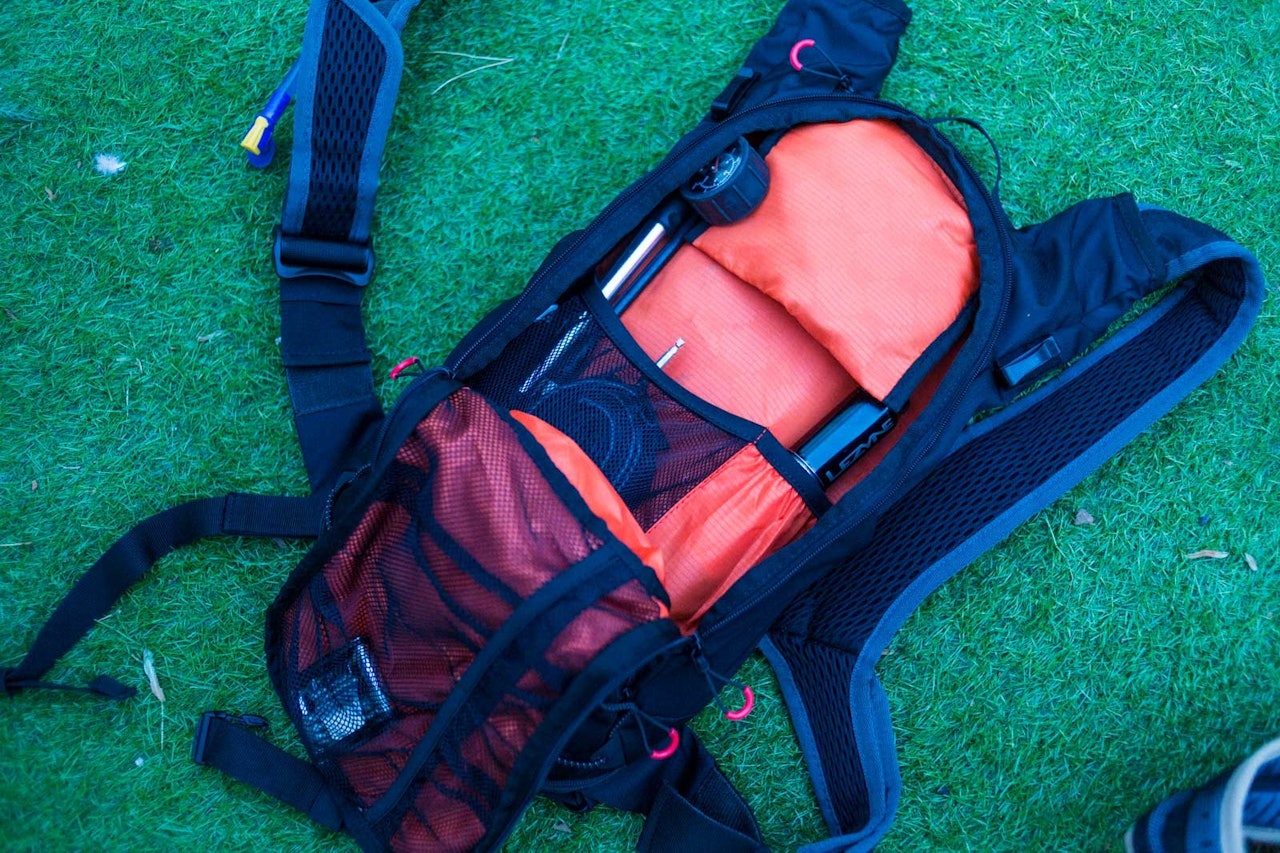 TETT TIL BRYSTET: Aluminiumskroken på brystet lar deg justere hvor stramt sekken skal sitte. Ryddig rominndeling gjør det lett å finne det du trenger. TETT TIL BRYSTET: Aluminiumskroken på brystet lar deg justere hvor stramt sekken skal sitte. Ryddig rominndeling gjør det lett å finne det du trenger.