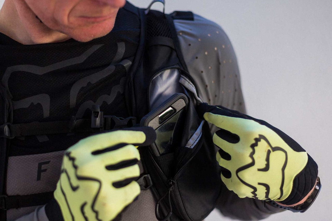 LETT VEST: Camelbak Chase er som en kombinasjon av vest og sekk. Doble bryststropper holder sekken på plass, mens store brystlommer gjør det nødvendigste tilgjengelig i fart. LETT VEST: Camelbak Chase er som en kombinasjon av vest og sekk. Doble bryststropper holder sekken på plass, mens store brystlommer gjør det nødvendigste tilgjengelig i fart.