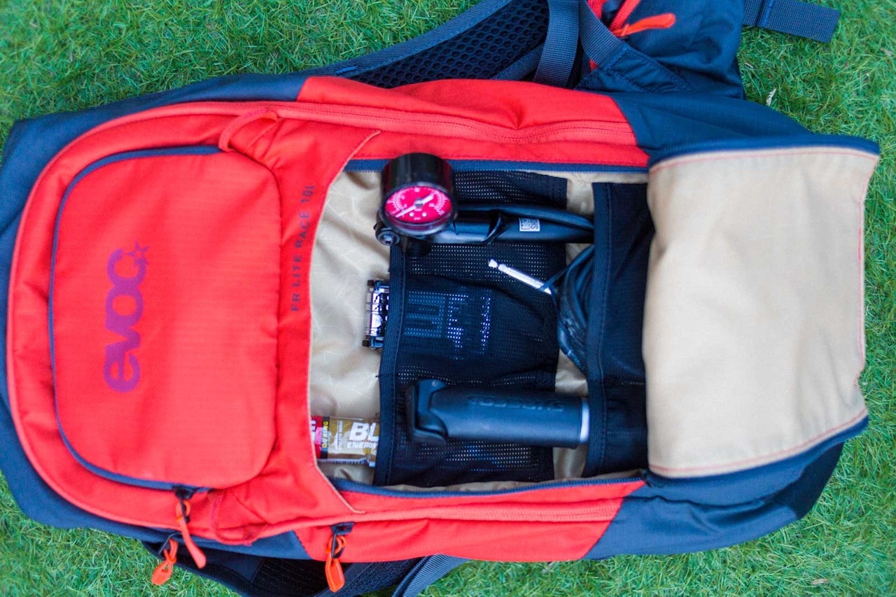 BREDT BRUKSOMRÅDE: EVOC FR Lite 10 har uttagbar ryggplate, ryddig verktøyrom og superkraftig hoftebelte. Den er noe breiere på ryggen enn de andre sekkene i testen.   BREDT BRUKSOMRÅDE: EVOC FR Lite 10 har uttagbar ryggplate, ryddig verktøyrom og superkraftig hoftebelte. Den er noe breiere på ryggen enn de andre sekkene i testen.