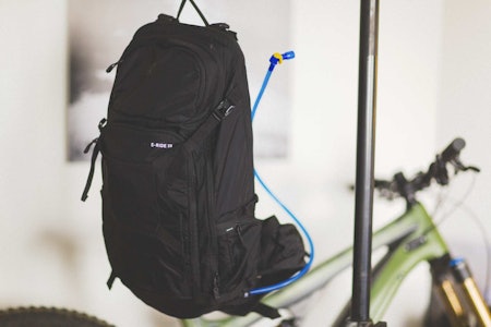 SEKK MED BATTERI: Evoc har laget en spesialsekk for dem som vil ha med seg ekstra batteri til elsykkelen på tur. Foto: Kristoffer H. Kippernes. test evoc fr trail eride elsykkel sekk batteri ekstra
