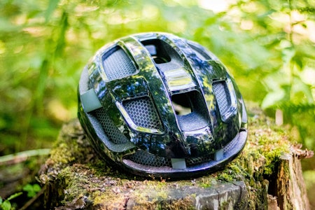 BIRØKTING?: Denne hjelmen kan få deg til å tenke både på honning og hockey, men det er en solid sykkelhjelm fra Smith. Alle foto: Knut Andreas Lone BIRØKTING?: Denne hjelmen kan få deg til å tenke både på honning og hockey, men det er en solid sykkelhjelm fra Smith. Alle foto: Knut Andreas Lone