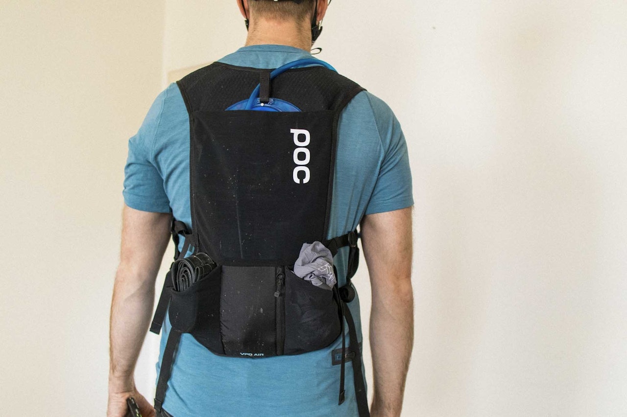 TEST: Vi har testet POC Spine VPD Air Backpack Vest, en slags drikkesekk med ryggbeskyttelse til stisykling og terrengsykling. test poc spine vpd air backpack vest