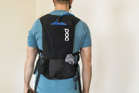 TEST: Vi har testet POC Spine VPD Air Backpack Vest, en slags drikkesekk med ryggbeskyttelse til stisykling og terrengsykling. test poc spine vpd air backpack vest