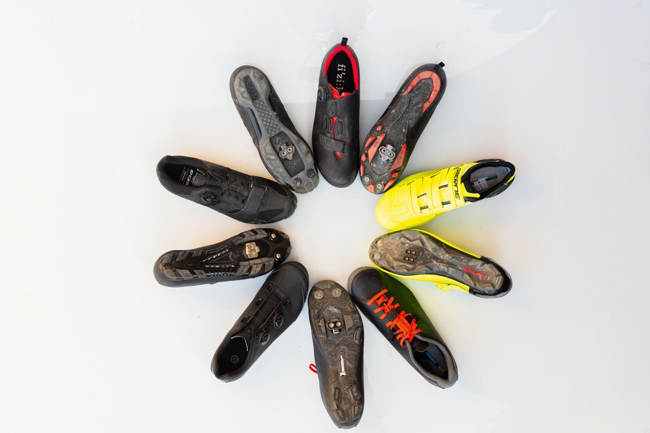 SKOHJUL: Vi har testet fem par treningssko til klikkpedaler. Med klokka fra midten nederst: Birk Team Mtb, Giro Cylinder, Fi’zi:k X5 Terra, Gaerne G Laser og Shimano XC5. Foto: Kristoffer H. Kippernes. SKOHJUL: Vi har testet fem par treningssko til klikkpedaler. Med klokka fra midten nederst: Birk Team Mtb, Giro Cylinder, Fi’zi:k X5 Terra, Gaerne G Laser og Shimano XC5. Foto: Kristoffer H. Kippernes.