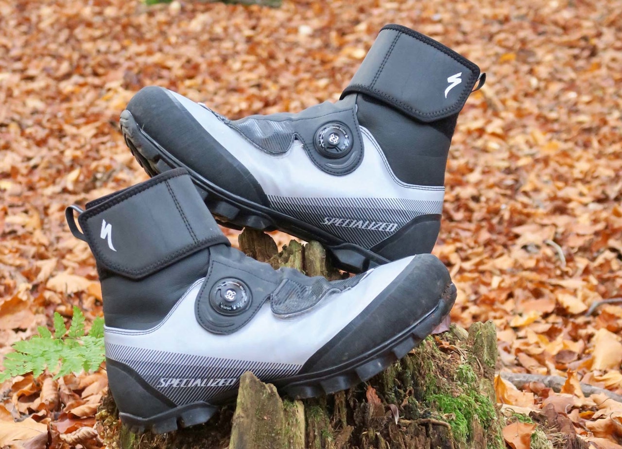 GODT SYNLIG: Specialized-skoene har suverene reflekser for sykling i trafikken. Supert når du sykler til og fra skogen i vintermørket. 
