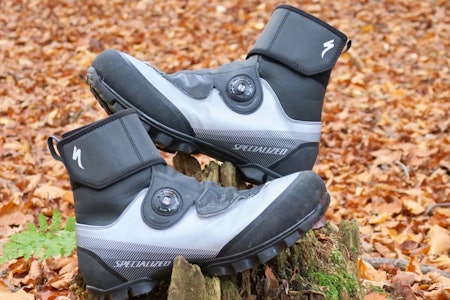 GODT SYNLIG: Specialized-skoene har suverene reflekser for sykling i trafikken. Supert når du sykler til og fra skogen i vintermørket. 