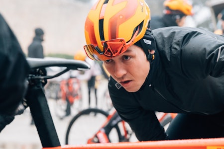 SKAL SLÅ TILBAKE: Kristoffer Halvorsen studerer detaljene på sin nye Dare VSRu under treningssamling på Mallorca. Foto: Wordup Projects SKAL SLÅ TILBAKE: Kristoffer Halvorsen studerer detaljene på sin nye Dare VSRu under treningssamling på Mallorca. Foto: Wordup Projects