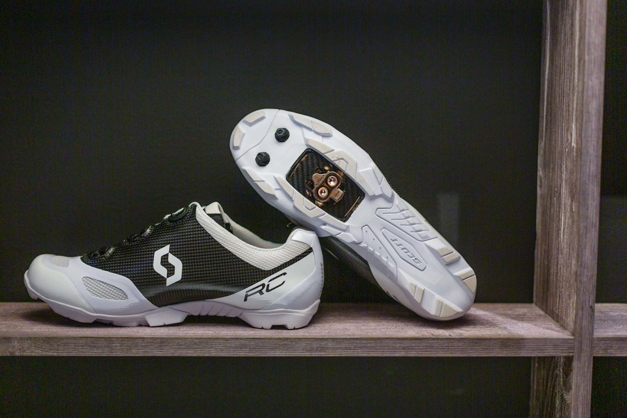 TOPP FUNKSJON OG MAKS PRIS: Scotts særegne sko i svart karbonoverdel og hvit gummisåle er rikt polstret mot foten og har suverent grep mot underlaget. Prisen er astronomisk. TOPP FUNKSJON OG MAKS PRIS: Scotts særegne sko i svart karbonoverdel og hvit gummisåle er rikt polstret mot foten og har suverent grep mot underlaget. Prisen er astronomisk.