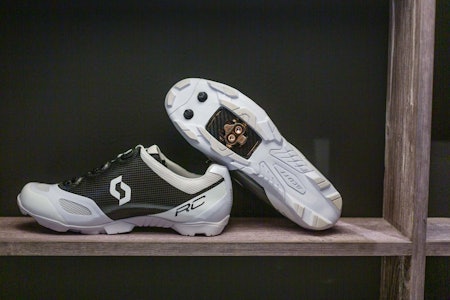 TOPP FUNKSJON OG MAKS PRIS: Scotts særegne sko i svart karbonoverdel og hvit gummisåle er rikt polstret mot foten og har suverent grep mot underlaget. Prisen er astronomisk. TOPP FUNKSJON OG MAKS PRIS: Scotts særegne sko i svart karbonoverdel og hvit gummisåle er rikt polstret mot foten og har suverent grep mot underlaget. Prisen er astronomisk.