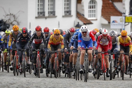 VISTE FORM: Kristoffer Halvorsen kjørte strålende i Nokere Koerse. Her sitter han godt plassert fremme i feltet, med lagkameratene Rasmus Tiller og Anders Skaarseth også godt plassert fremme på sidene. Foto: Mario Stiehl VISTE FORM: Kristoffer Halvorsen kjørte strålende i Nokere Koerse. Her sitter han godt plassert fremme i feltet, med lagkameratene Rasmus Tiller og Anders Skaarseth også godt plassert fremme på sidene. Foto: Mario Stiehl