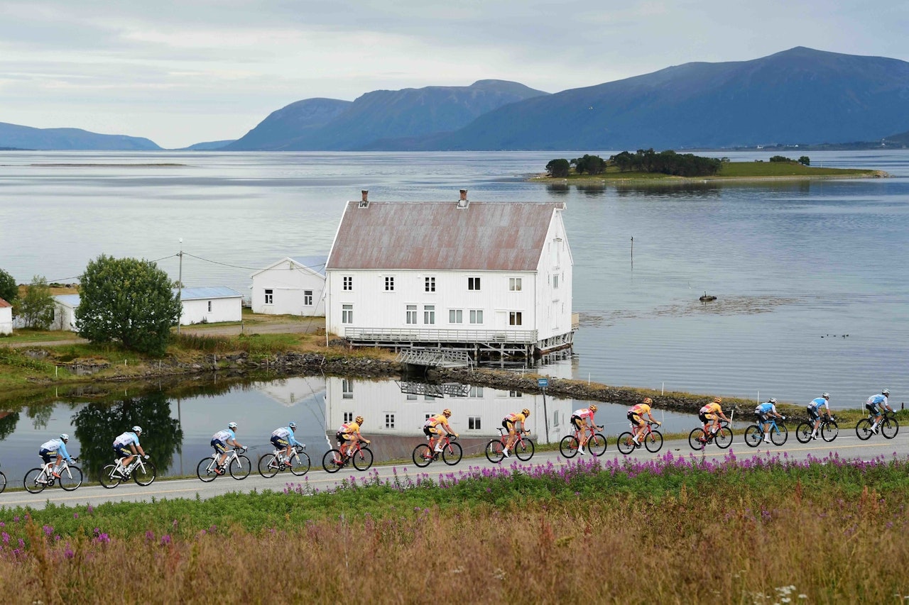 MÅ VENTE TIL NESTE ÅR: Uno-X må vente en sesong til før de igjen får vist seg frem i et norsk proffritt. Foto: Cor Vos. Uno-X sykler arctic race of Norway