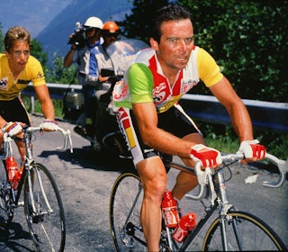 INNBITTE RIVALER: I Tour de France i 1985 og 1986 var Bernard Hinault og Greg LeMond lagkamerater, men kriget mot hverandre som om de var kapteiner på hvert sitt lag. Foto: Cor Vos. INNBITTE RIVALER: I Tour de France i 1985 og 1986 var Bernard Hinault og Greg LeMond lagkamerater, men kriget mot hverandre som om de var kapteiner på hvert sitt lag. Foto: Cor Vos.
