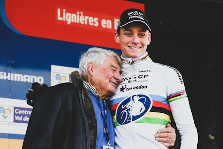 STERKT ØYEBLIKK: Mathieu van der Poel hadde et nært forhold til bestefaren, legenden Raymond Poulidor. Foto: Cor Vos.  STERKT ØYEBLIKK: Mathieu van der Poel hadde et nært forhold til bestefaren, legenden Raymond Poulidor. Foto: Cor Vos.