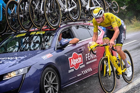 EN AV MANGE: Rytternes følgebiler er bare en av flere hundre som er i sving under Tour de France. Foto: Cor Vos.  Følgebil Tour de France